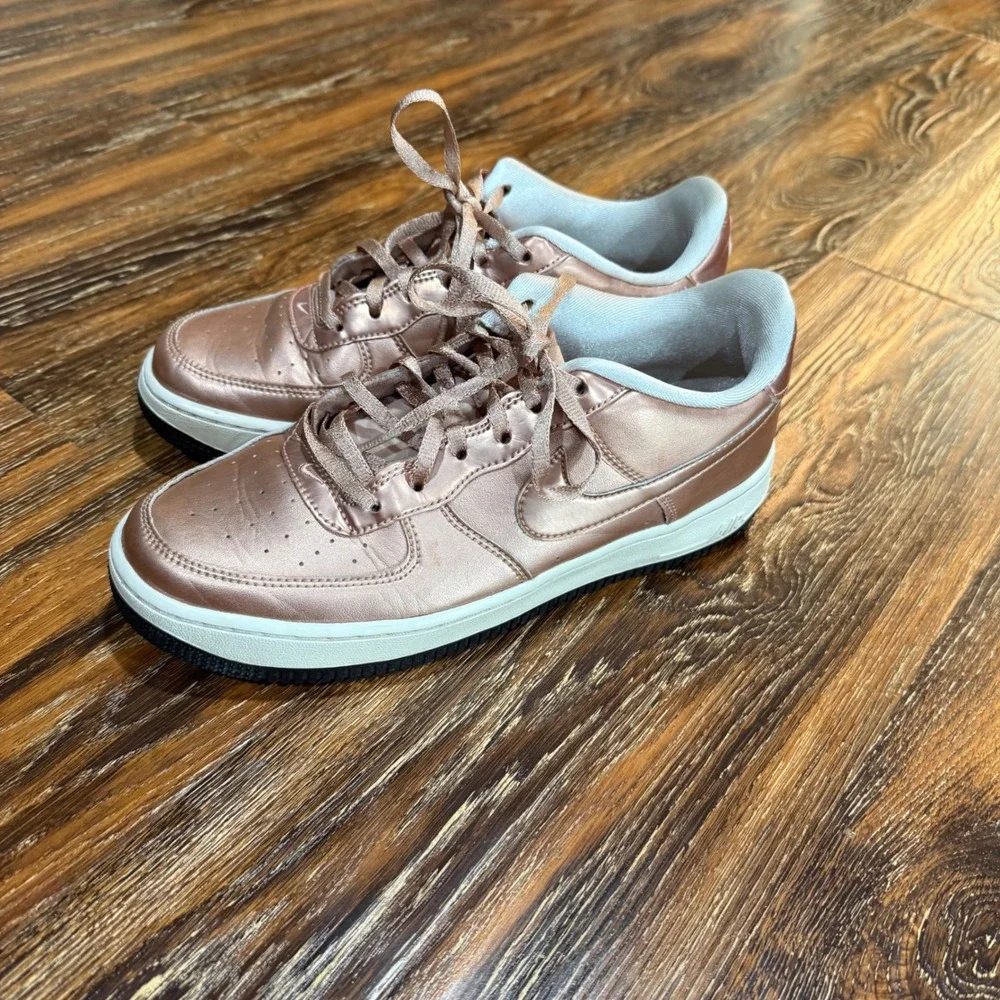 Nike Air Force 1 Low Kids Girls 6.5Y Rose Gold Metallic Sneaker 877083-901 Shoe
